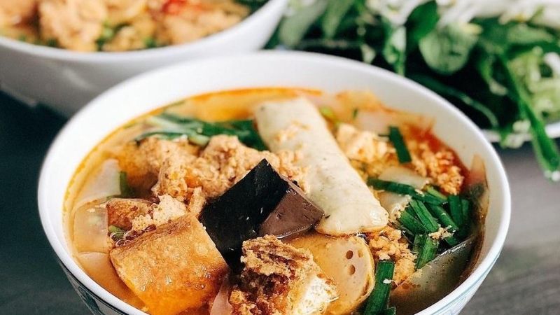 Tô bún riêu nhiều topping ở quán cô Tuyết