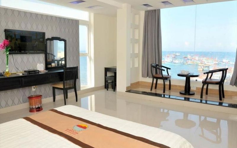 Phòng ốc sạch sẽ, thoáng đãng, có view nhìn thẳng ra biển tại Central Ly Son Hotel