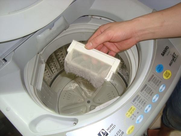 Lưới giặt bị bám nhiều cặn bẩn