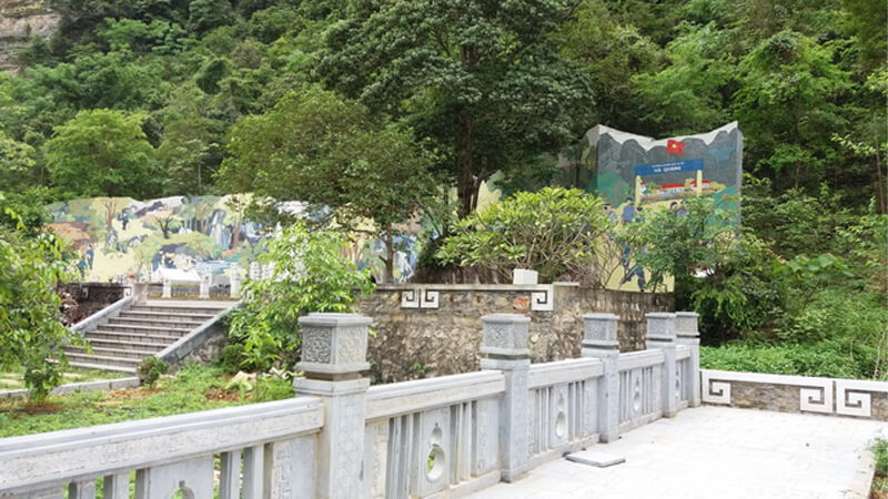 Khu di tích mộ anh Kim Đồng nằm trong quần thể Khu di tích quốc gia đặc biệt Pác Bó