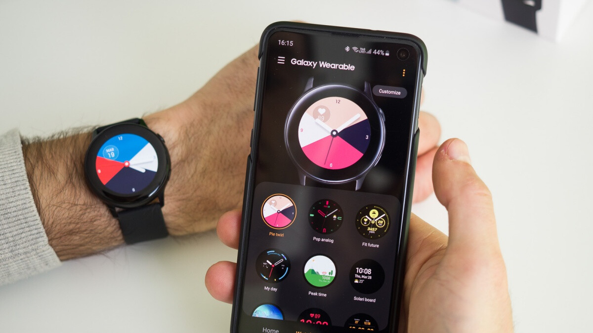 Trải nghiệm độc quyền với dòng đồng hồ Samsung Galaxy Watch Custom Background. Với tính năng tùy biến nền, bạn có thể tạo ra nhiều mẫu đẹp mắt, phù hợp với phong cách của bạn. Đừng bỏ qua hình ảnh liên quan để khám phá những tính năng nổi bật nhất của chiếc đồng hồ thông minh này nhé!
