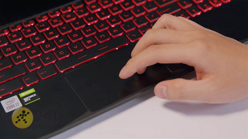 Bàn phím của MSI GF65 Thin được tích hợp đèn nền màu đỏ rực bên dướ