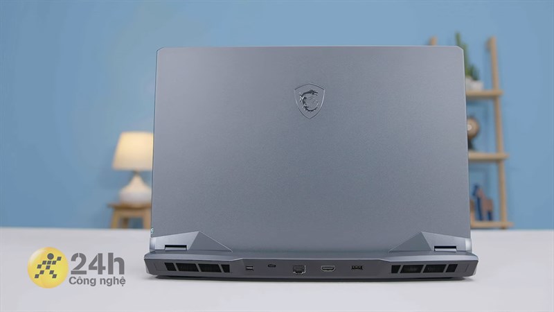 Tổng thể thiết kế bên ngoài MSI GE66 Raider trông độc lạ với kiểu dáng phi thuyền không gian.