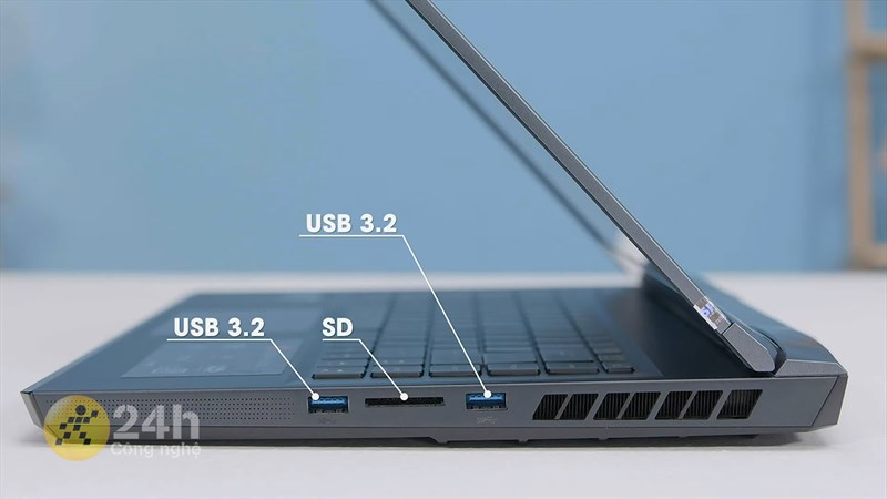 Cạnh phải của MSI GE66 Raider.