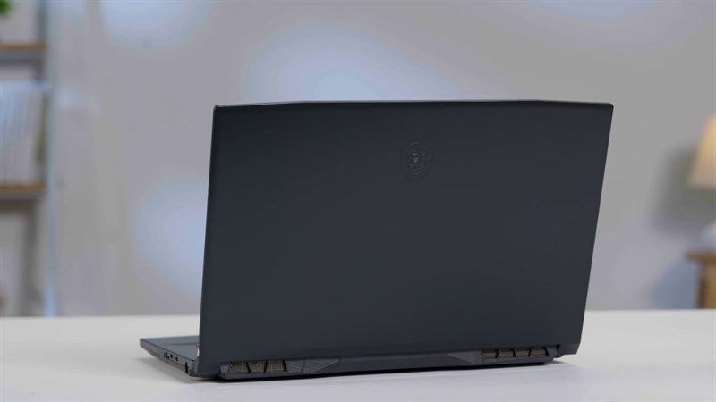 MSI GF76 sở hữu thiết kế được lấy cảm hứng từ thanh kiếm Katana.