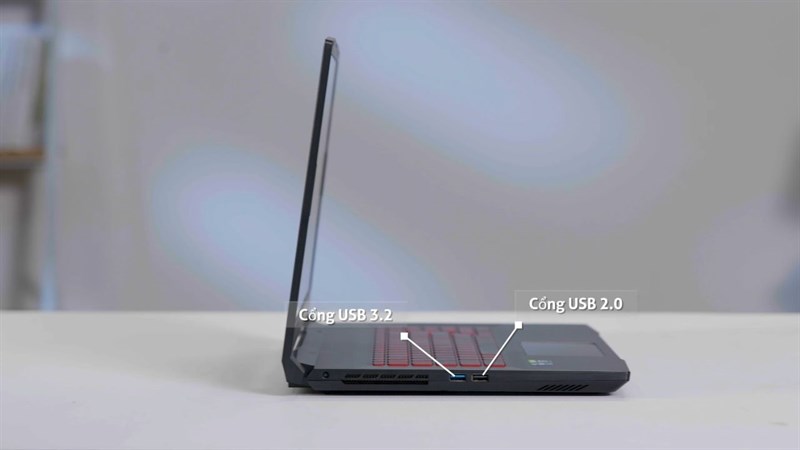 Cạnh trái của MSI GF76 Katana.