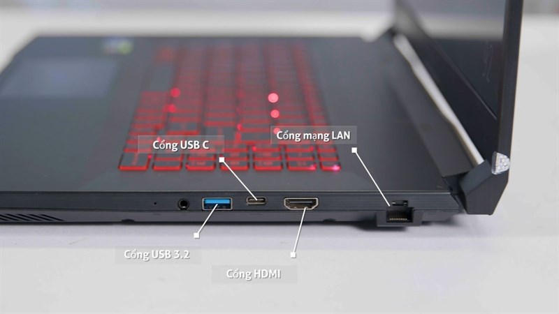 Cạnh phải của MSI GF76 Katana.