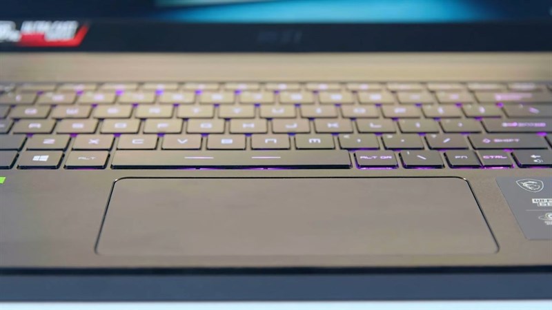 MSI Gaming GS66 Stealth có hệ thống bàn phím với layout khá hợp lý, các phím có độ lớn vừa đủ dùng cà cho trải nghiệm gõ phím tốt.