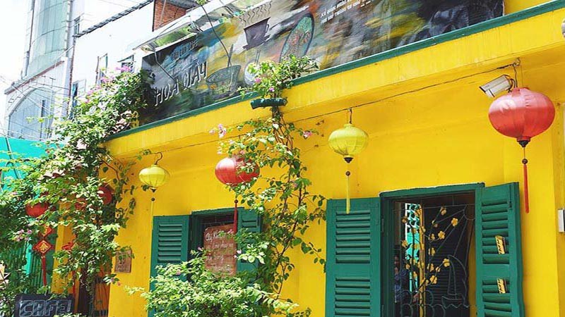 Phía ngoài của quán Phía ngoài của quán