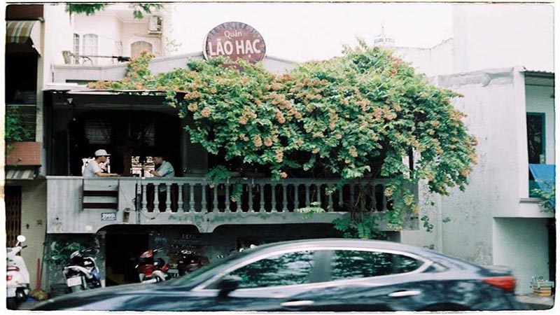 Phía ngoài của quán Phía ngoài của quán