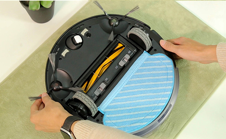 Trang bị thiết kế 2 chổi quét ven 2 bên còn giúp robot tăng khả năng làm sạch 