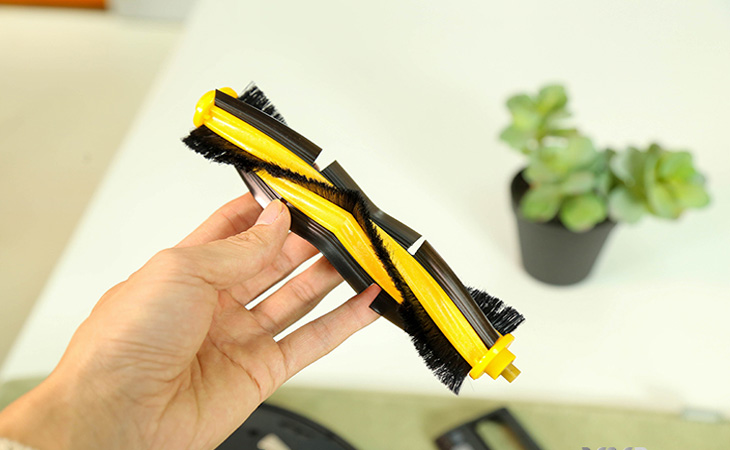 Chổi quét đa năng trên máy được thiết kế đan xen giữa các sợi quét mềm và lưỡi gạt bằng cao su