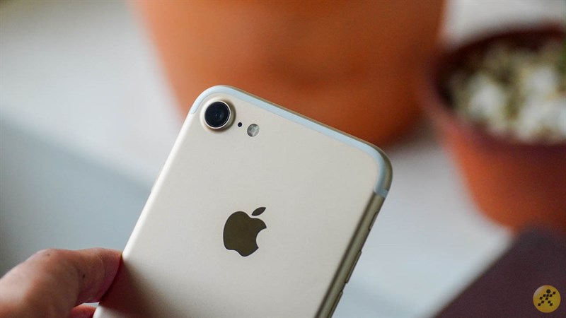 Logo Apple đặc trưng trên iPhone 7 Logo Apple đặc trưng trên iPhone 7
