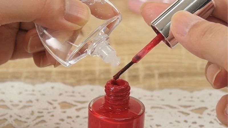 Dùng dung dịch làm loãng sơn móng để giúp nước sơn được loãng hơn