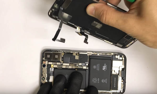 Nếu điện thoại bị hư hỏng màn hình nặng thì bạn cần thay mới màn hình