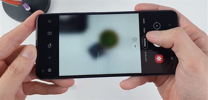 Tìm hiểu nguyên nhân camera điện thoại bị mờ và cách xử lý khi gặp phải