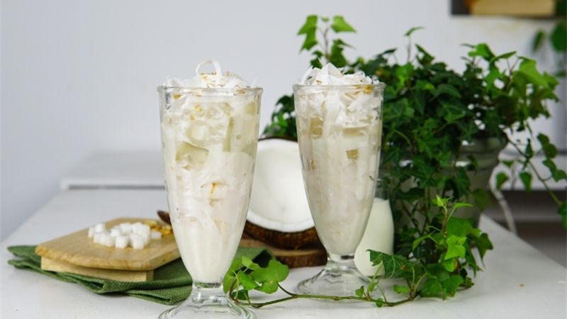 Chè dừa dầm là món bán chạy nhất quán bởi sự ngọt thanh mát và dịu nhẹ