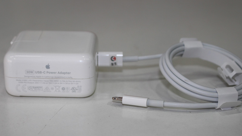 Kiểm tra adapter sạc và cáp sạc