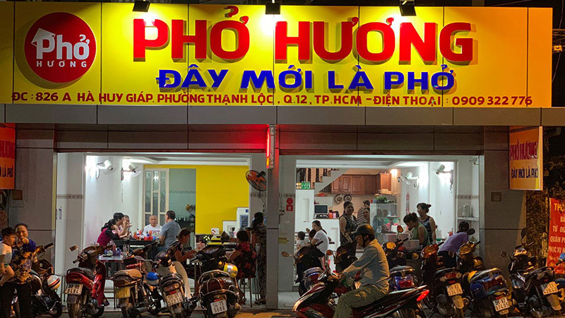 Phía trước quán Phở Hương