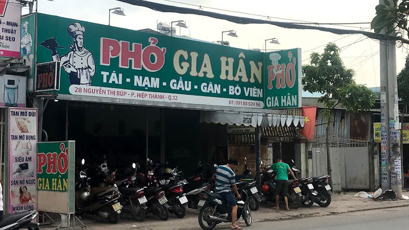 Quang cảnh phía trước quán phở Gia Hân