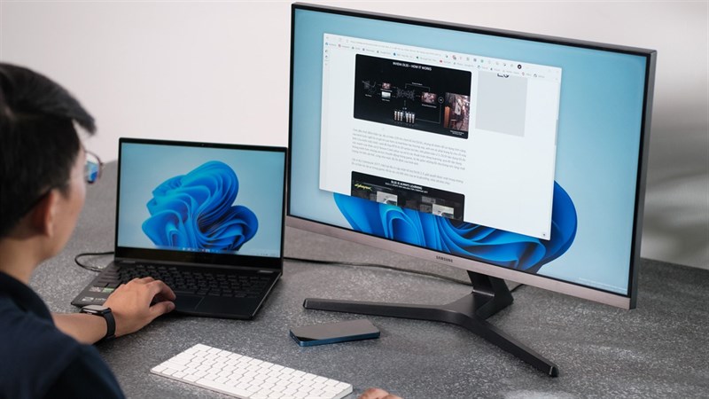 Khi cần phải kết nối laptop với màn hình ngoài, bạn sẽ được hưởng nhiều lợi ích trong công việc cũng như giải trí. Hình ảnh này sẽ giúp bạn hiểu rõ hơn cách kết nối đơn giản và tiện lợi để có thể tận dụng ưu điểm của cả hai thiết bị.