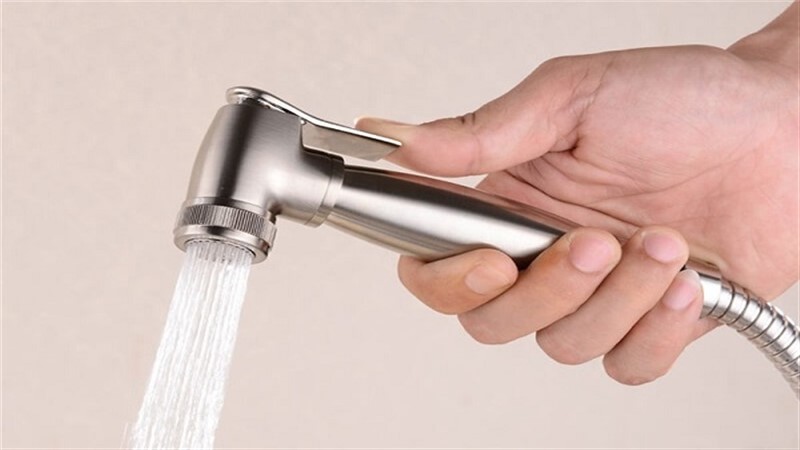 Dùng nước sạch để hạn chế tình trạng ngứa trên da sau khi tẩy lông