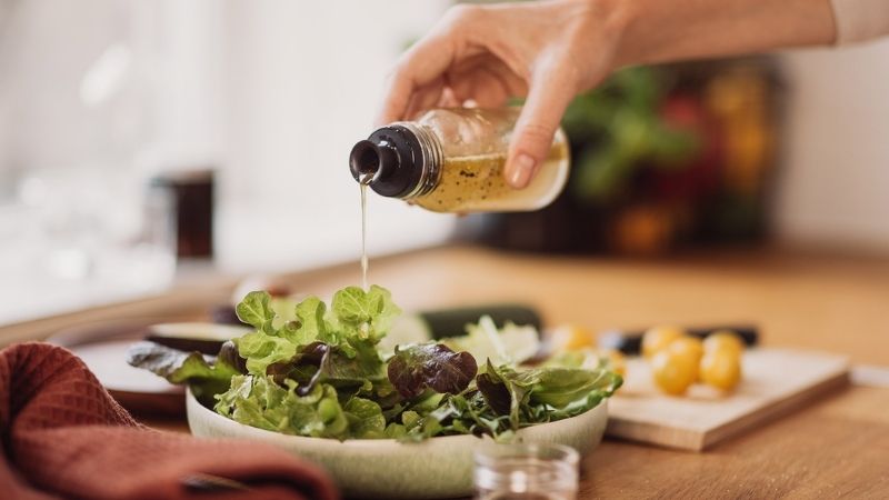 Có thể dùng dầu hạt lanh để làm nước sốt cho các món salad 