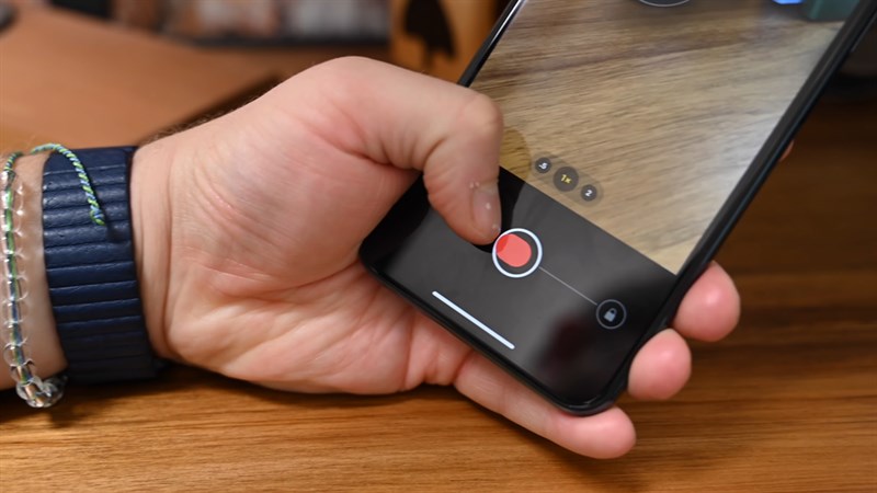 Cách quay video QuickTake trên iPhone Cách quay video QuickTake trên iPhone