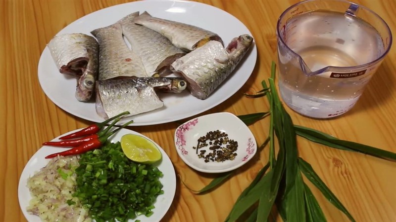 Các nguyên liệu cho món cá đối kho tiêu