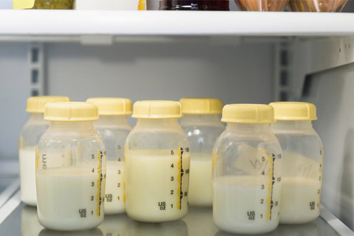 Cách làm ấm sữa mẹ trong tủ lạnh