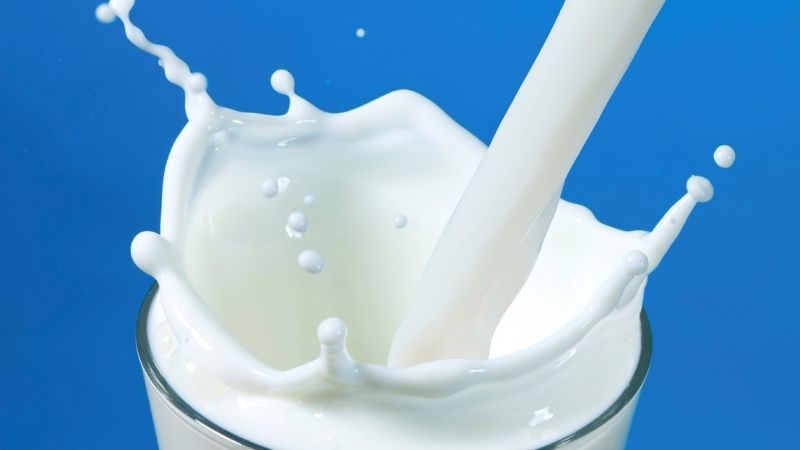 Thêm một ít sữa vào ngũ cốc giàu dinh dưỡng để tăng cường hấp thụ Selen cho cơ thể