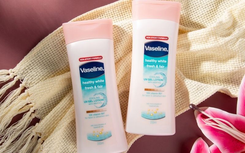 Dưỡng vùng da bị chai bằng vaseline hoặc các sản phẩm dưỡng ẩm