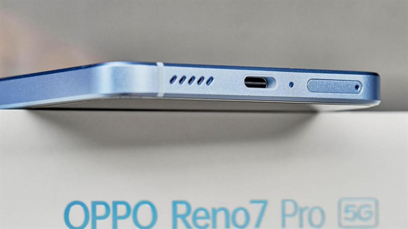 Cạnh dưới của OPPO Reno7 Pro 5G