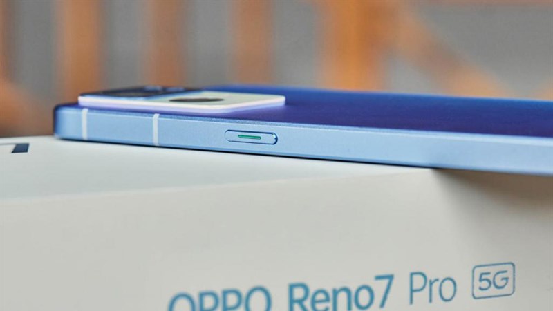 Cạnh phải của OPPO Reno7 Pro