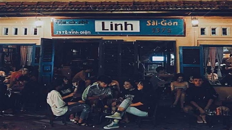 Khách đông đúc vào buổi tối tại quán cà phê Linh - Sài Gòn 1975