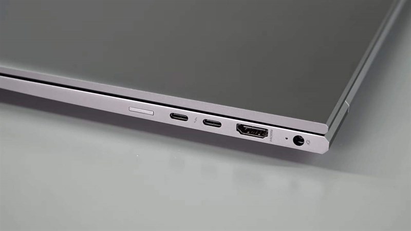 Cạnh phải của HP ZBook Firefly 14 G8.