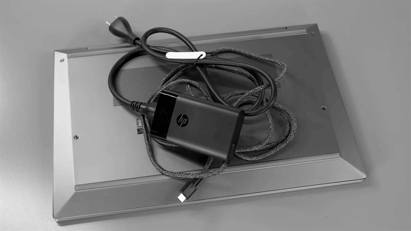 HP ZBook Firefly 14 G8 được cung cấp điện năng từ viên pin dung lượng 53 Wh.