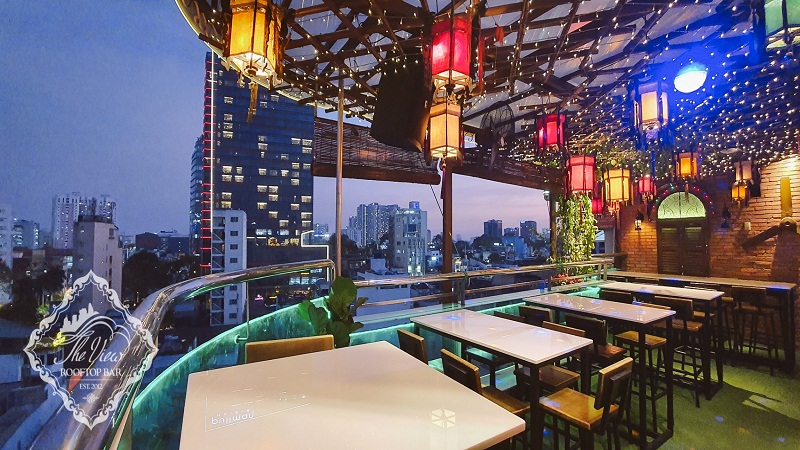 Hình ảnh quán bia trên sân thượng tại Sài Gòn sẽ khiến bạn phải trầm trồ vì vẻ đẹp hoàn hảo của thành phố từ trên cao. Hãy thưởng thức bia và ngắm nhìn Sài Gòn đầy màu sắc với 10 quán bia trên sân thượng đẹp nhất.