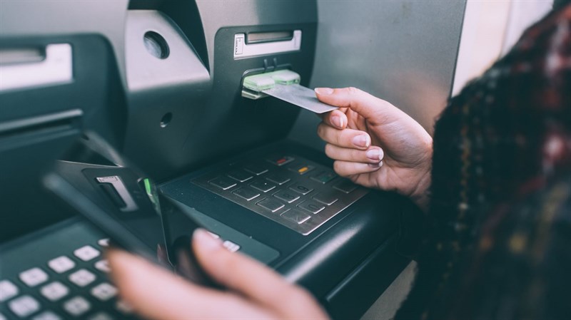 Có nên chuyển sang thẻ ATM gắn chip không? Có nên chuyển sang thẻ ATM gắn chip không?