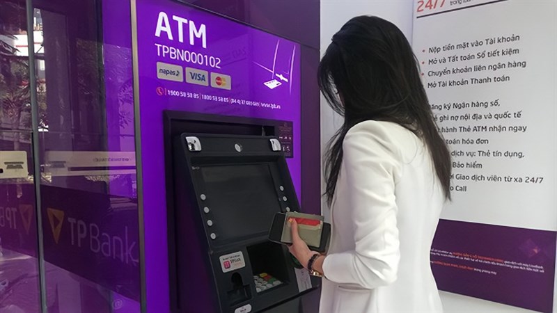 Nhà nước ra thông tư chuyển đổi thẻ ATM từ sang ATM gắn chip Nhà nước ra thông tư chuyển đổi thẻ ATM từ sang ATM gắn chip