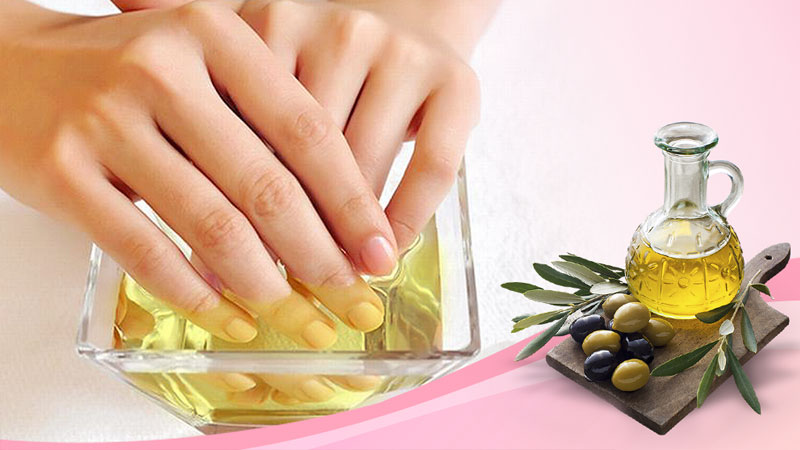 Ngâm móng trong dầu dừa, dầu olive từ 5-7 phút