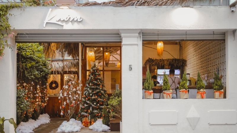 Bạn muốn tìm kiếm một địa điểm lý tưởng để trò chuyện và thư giãn trong mùa lễ hội Noel? Ghé thăm quán cafe trang trí Noel đẹp ở Sài Gòn và bạn sẽ bị quyến rũ bởi sự kết hợp hoàn hảo của sắc đỏ- trắng đầy màu sắc.