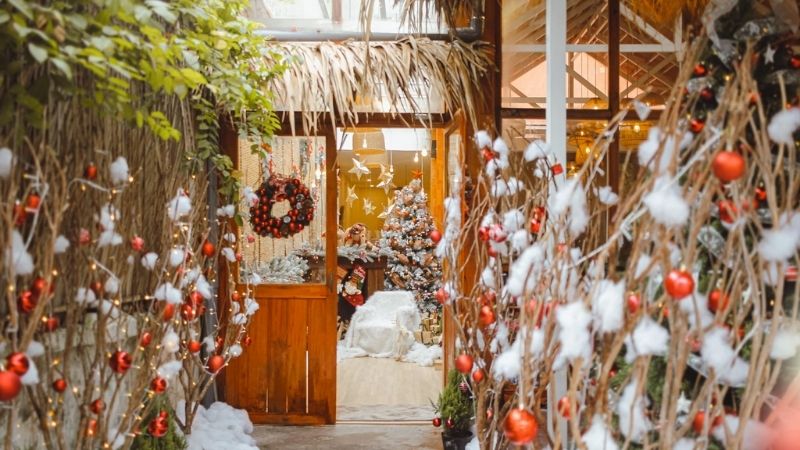 Không gian trang trí Noel ấm cúng, lộng lẫy, và tuyệt đẹp của quán Cafe này sẽ làm bạn cảm thấy thật sự hạnh phúc và ấm áp trong mùa lễ hội.