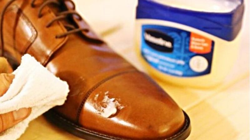 Làm mềm giày da bằng Vaseline