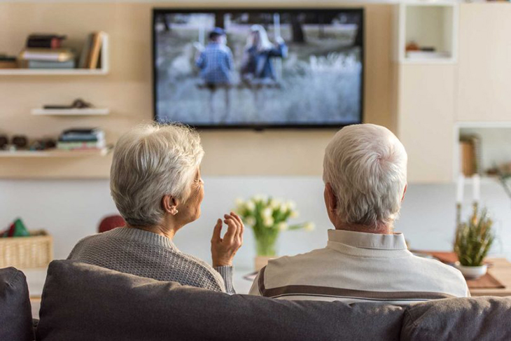 Lợi ích của việc xem tivi đối với người lớn 