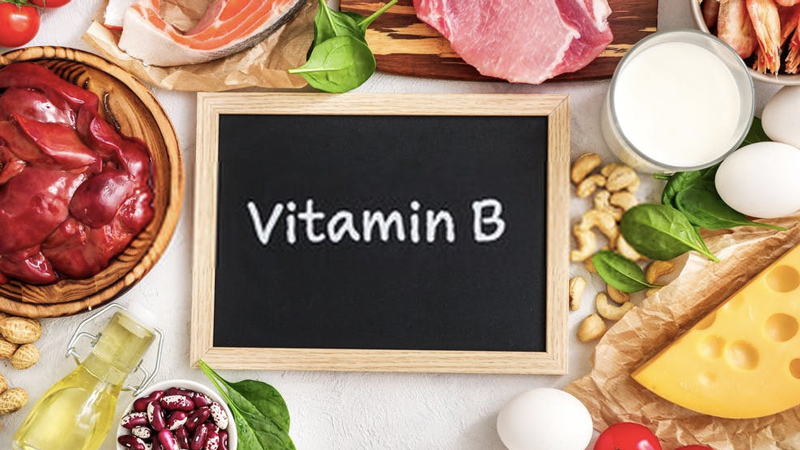 Rất nhiều loại thực phẩm chứa vitamin B: sữa, phô mai, cá ngừa, hàu, rau bina, cam, quýt...