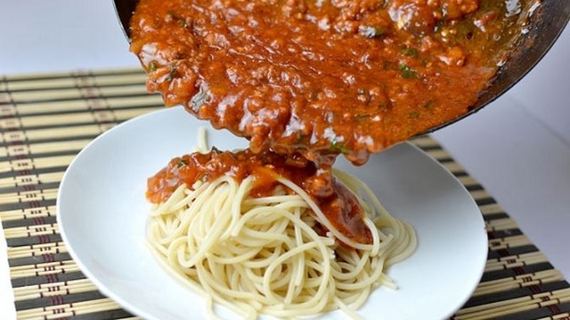 Làm lỏng món sốt mỳ Ý