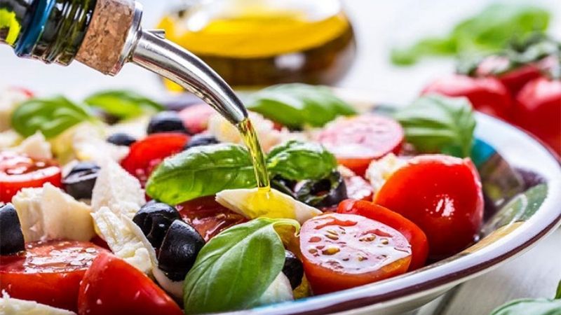 Trộn dầu hạt lanh với món salad là cách sử dụng phổ biến và mang lại lợi ích cho sức khỏe