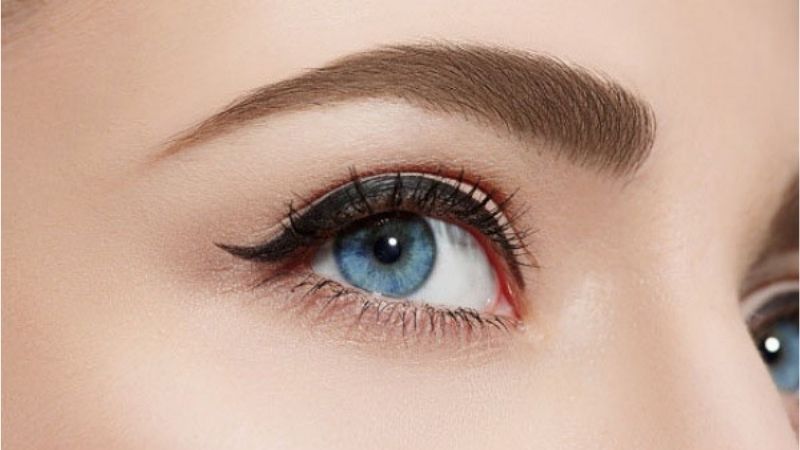 Axit hyaluronic có khả năng giữ ẩm nên được sử dụng để điều trị chứng khô mắt