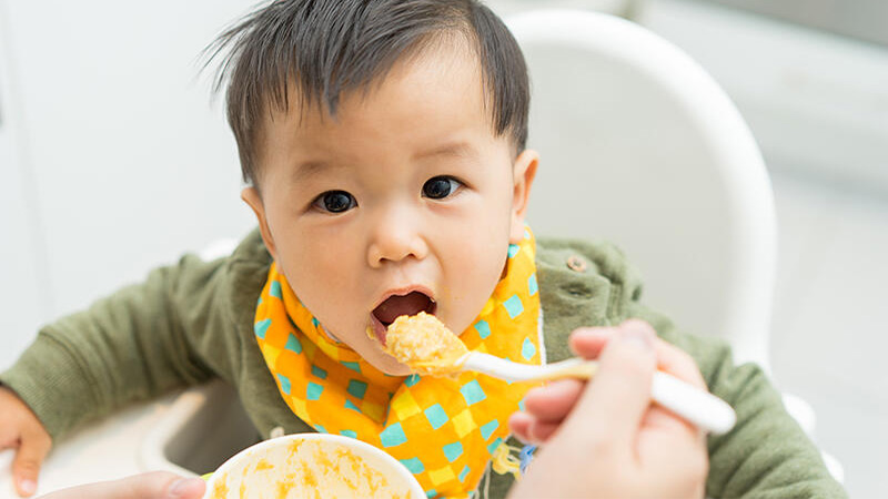 Thời gian biểu và chế độ ăn dặm cho bé 11 tháng tuổi